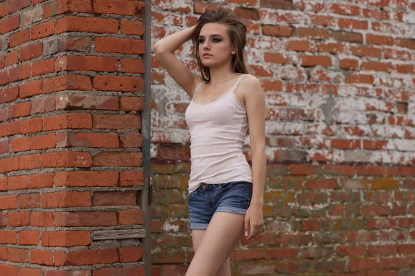 Menina bonita jovem posando na praia — Fotografia de Stock