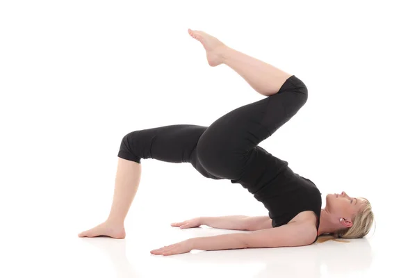 Unga yoga kvinna gör yogatic övning — Stockfoto