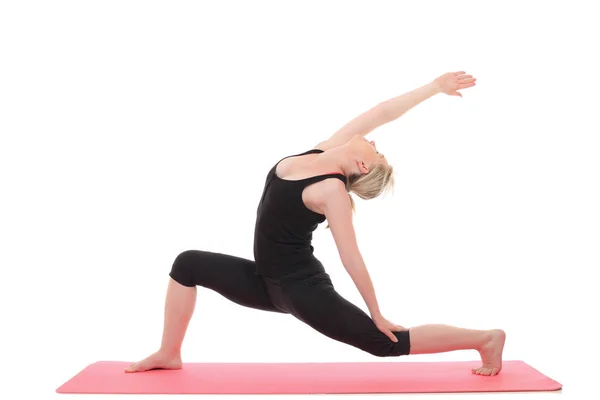 Joven yoga femenino haciendo ejercicio yóguico —  Fotos de Stock