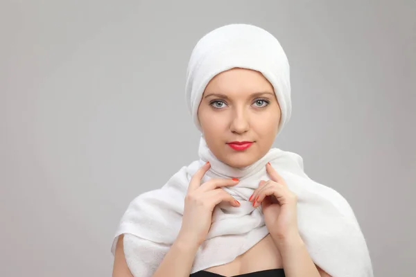 Молодая женщина восточного типа в современной мусульманской одежде и красивом головном уборе — стоковое фото