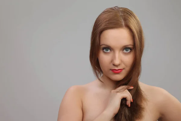 Молодая, красивая женщина с рыжими волосами — стоковое фото