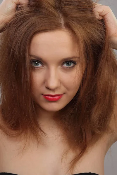 Νεαρή, όμορφη γυναίκα με τα κόκκινα μαλλιά — Φωτογραφία Αρχείου