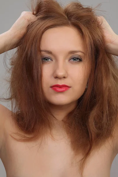 Joven, hermosa mujer con el pelo rojo — Foto de Stock