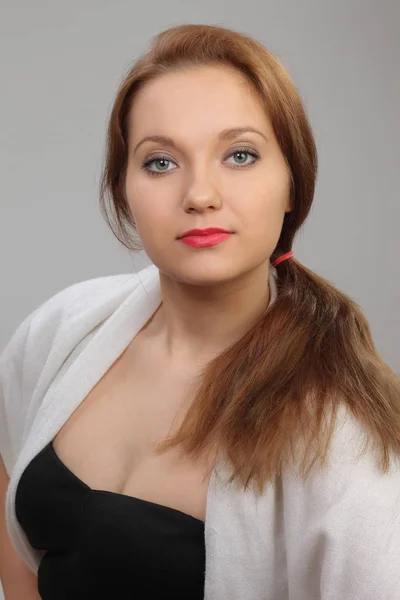 Mladá, krásná žena s rudými vlasy — Stock fotografie