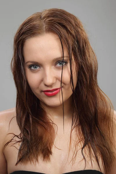 붉은 머리를 가진 젊은, 아름 다운 여자 — 스톡 사진