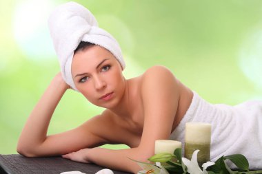 genç güzel kadın kaplıca tedavisi alma