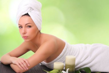 genç güzel kadın kaplıca tedavisi alma