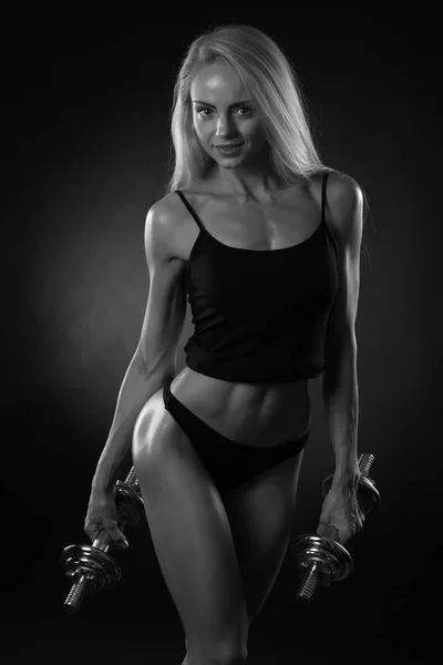 ダンベルでワークアウト スポーティな筋肉女性 — ストック写真