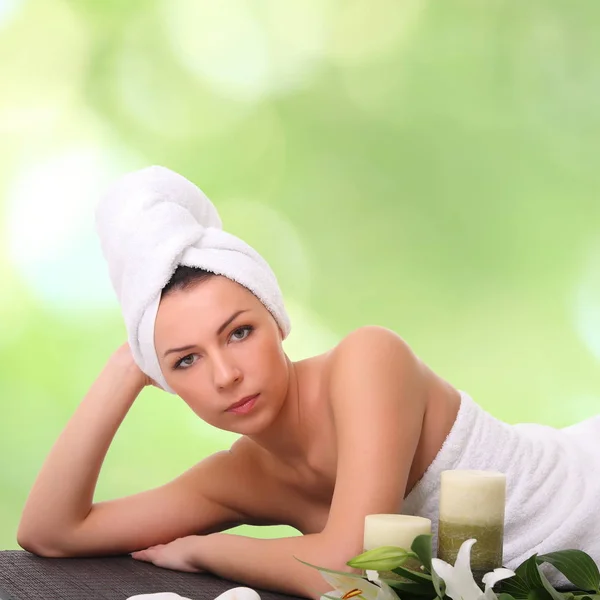 Joven hermosa mujer recibiendo tratamiento de spa —  Fotos de Stock