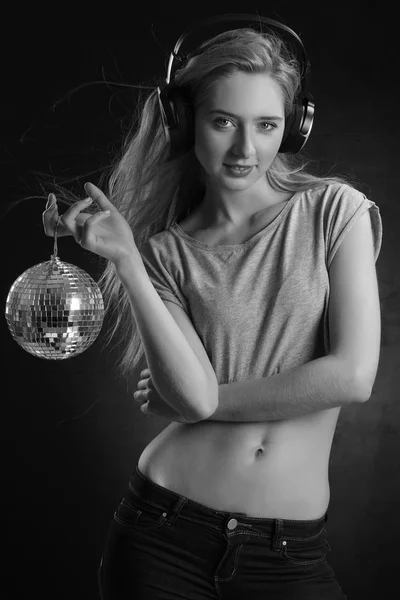 Blont Dj poserar med sphere — Stockfoto