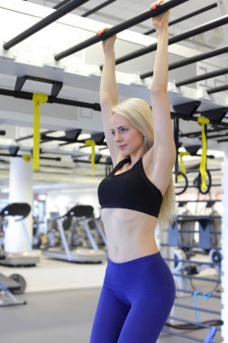 Bir spor salonunda çalışan kadın
