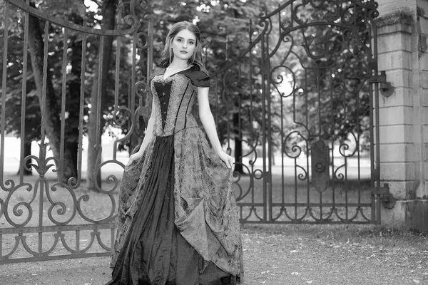 Chica en un vestido de bola clásico — Foto de Stock