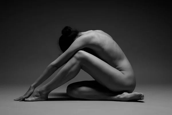 Beautiful nude woman practicing yoga — Stock Photo, Image