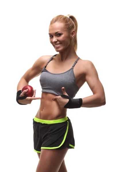 Молодая фитнес женщина счастлива улыбаясь держа яблоко — стоковое фото
