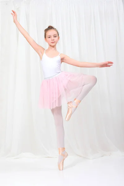 年轻女孩的芭蕾舞演员 — 图库照片