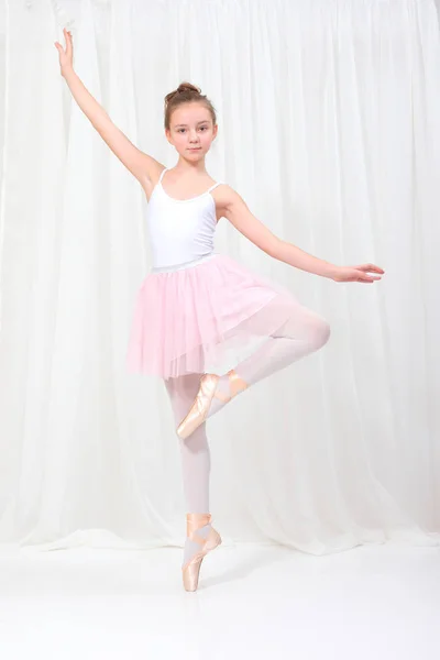 Junges Mädchen Ballerina — Stockfoto