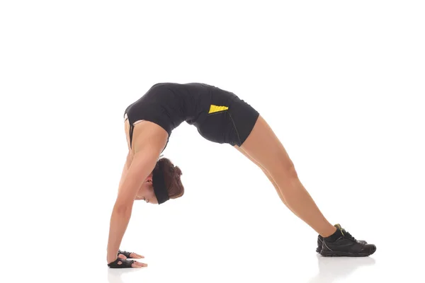 Kvinnan gör bron yogaställning — Stockfoto