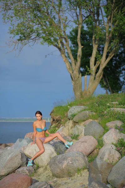 Bella giovane donna in spiaggia — Foto Stock