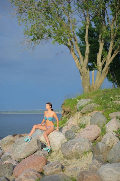 Beautiful young woman at the beach — Stock Photo, Image