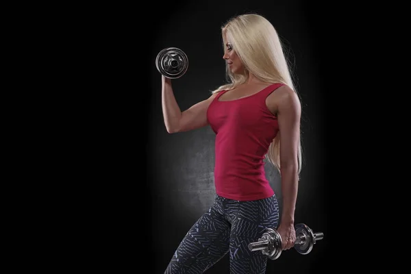 Deportivo musculoso mujer entrenamiento fuera con dumbbells —  Fotos de Stock