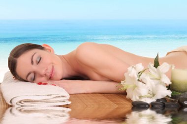 Spa salonunda masaj yaptıran güzel bir kadın.