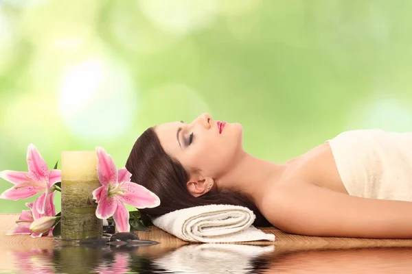 Mujer recibiendo masaje de spa en el salón de spa —  Fotos de Stock
