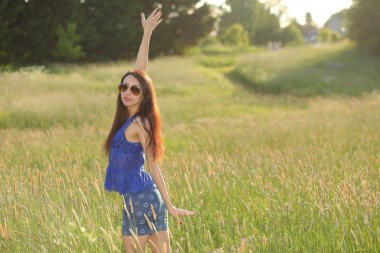 Doğanın keyfini elbiseli güzel kız