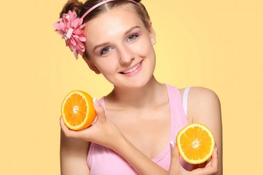 genç kız tutan iki portakal.