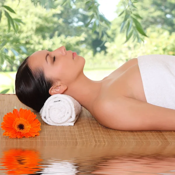 Beautiful Woman Getting Spa Massage in Spa Salon — Stock Photo, Image