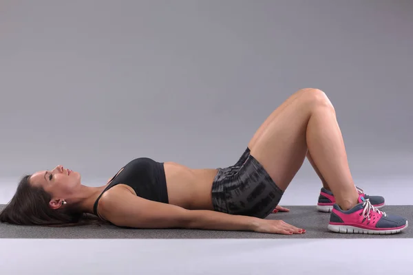 Çekici kadın fitness egzersiz bir mat yapmak — Stok fotoğraf