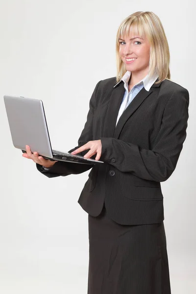 Zakenvrouw meisje met de laptop . — Stockfoto