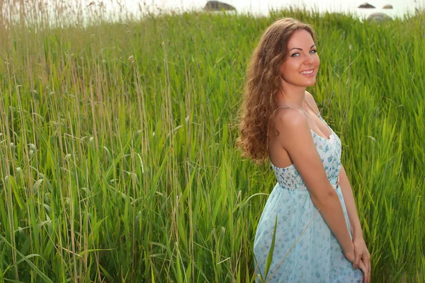 Portrait d'été fille dans une robe — Photo