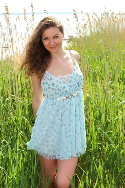 Sommer Porträt Mädchen im Kleid — Stockfoto