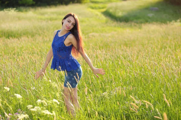 Menina bonita no vestido apreciando a natureza — Fotografia de Stock