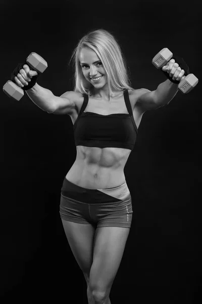 ダンベルでワークアウト スポーティな筋肉女性 — ストック写真
