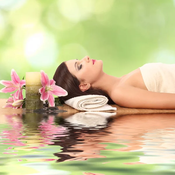 Femme relaxante au spa, avec réflexion sur l'eau — Photo