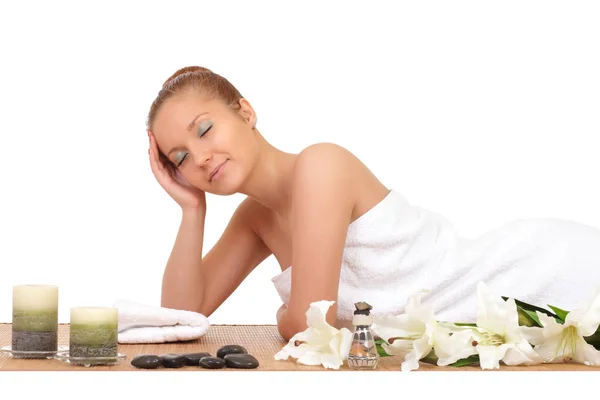 Belle femme se faire masser spa dans le salon de spa — Photo