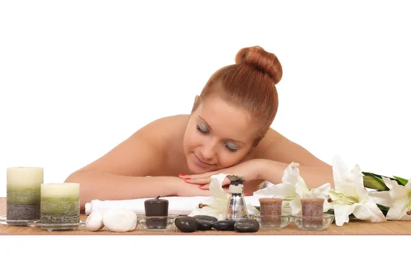 Hermosa mujer recibiendo masaje de spa en salón de spa — Foto de Stock