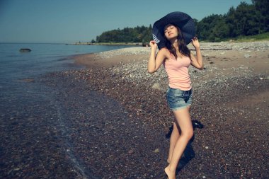 esmer giyen yaz kıyafeti sahilde