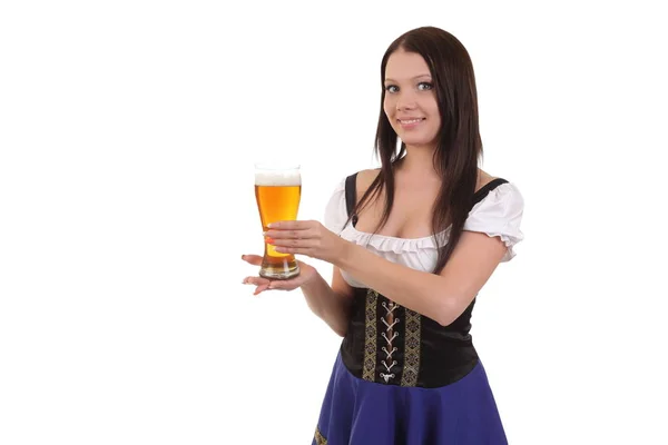 Jonge vrouw in traditionele Beierse kleding bedrijf mok van bier. — Stockfoto