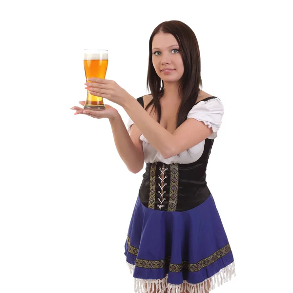 Mujer joven en vestido bavariano tradicional sosteniendo taza de cerveza . —  Fotos de Stock