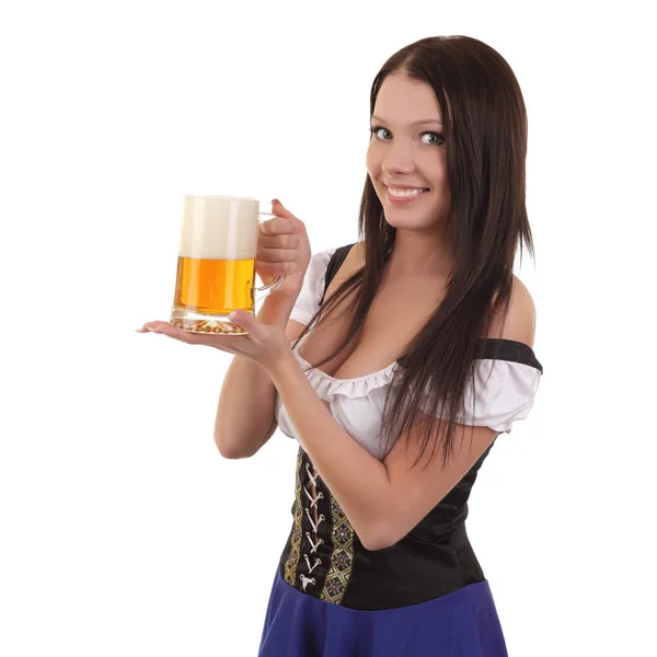 Mujer joven en vestido bavariano tradicional sosteniendo taza de cerveza . — Foto de Stock