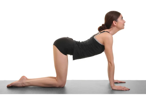 Mujer haciendo ejercicios de yoga en estera de yoga —  Fotos de Stock