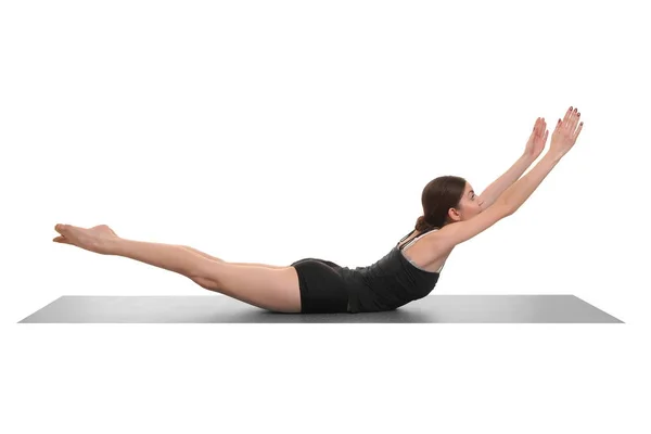 Женщина делает упражнения для йоги на коврике для йоги — стоковое фото
