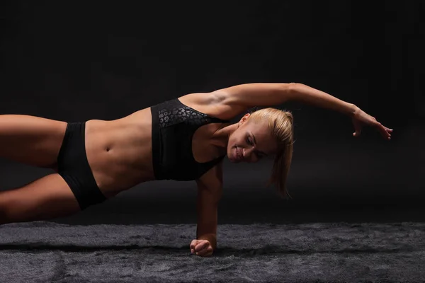 Giovane bella donna sportiva in forma sportiva stretching — Foto Stock