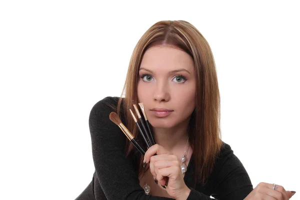 Stående ung kvinna håller puderborste — Stockfoto