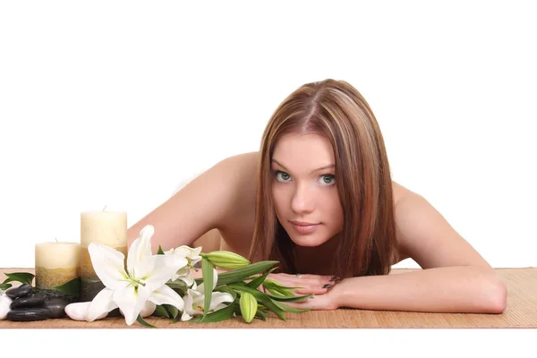 Hermosa mujer recibiendo masaje de spa en salón de spa —  Fotos de Stock