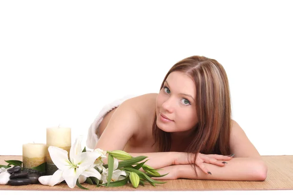 Krásná žena získávání lázeňské masáže v lázeňském salonu — Stock fotografie