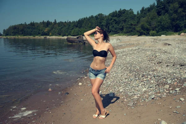 Porträtt vackra leende kvinna i svart bikini — Stockfoto