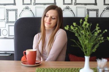 Kafeteryadaki bir fincan çay ya da kahveyle